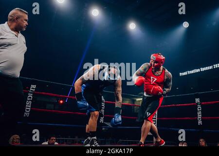 Pistolets 'N tuyaux Charity Boxe entre la police d'Omaha et les pompiers Banque D'Images
