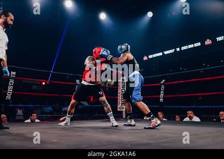 Pistolets 'N tuyaux Charity Boxe entre la police d'Omaha et les pompiers Banque D'Images