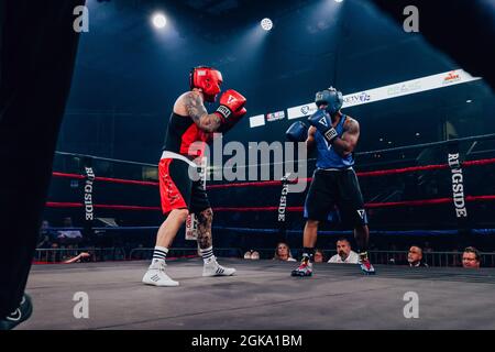 Pistolets 'N tuyaux Charity Boxe entre la police d'Omaha et les pompiers Banque D'Images