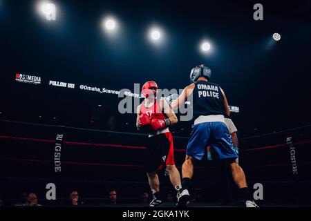 Pistolets 'N tuyaux Charity Boxe entre la police d'Omaha et les pompiers Banque D'Images