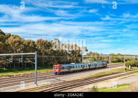 Adélaïde, Australie méridionale - 4 août 2019 : train de voyageurs Metro Adelaide au départ de la gare du Mile End et en direction de la ville d'Adélaïde Banque D'Images