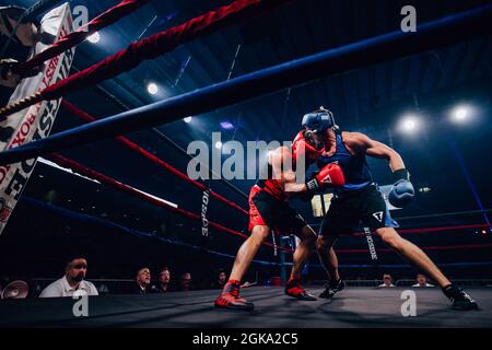 Pistolets 'N tuyaux Charity Boxe entre la police d'Omaha et les pompiers Banque D'Images