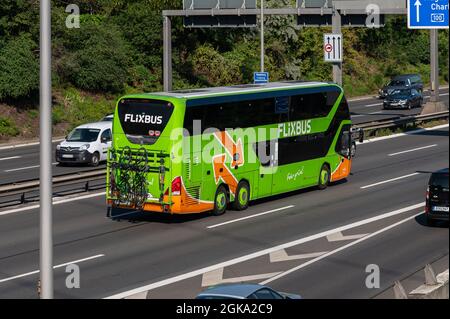 Un bus de tourisme du groupe FLIXBUS sur l'autoroute Banque D'Images