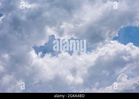 Meilleur Ciel nuages naturels.C02 petite cirrostratus cirrocumulus cumulus.belle et formations de nuages sur un après-midi ensoleillé de la fin de l'été sont en opposition Banque D'Images