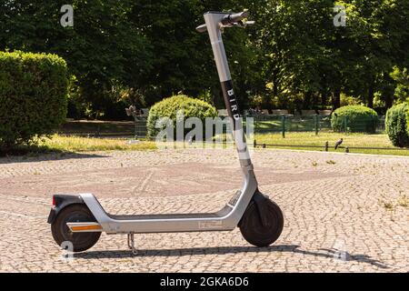 Un e-scooter argenté de la société Bird sur le trottoir à Berlin Banque D'Images