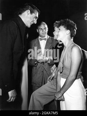 CARY GRANT jouant le compositeur Cole porter JANE WYMAN et MARY MARTIN sur le set Candid pendant le tournage de NUIT ET JOUR 1946 réalisateur MICHAEL CURTIZ Warner Bros. Banque D'Images