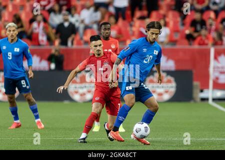 Toronto, Canada, le 8 septembre 2021 : Enrico Hernández (no 20) de l'équipe El Salvador en action contre Stephen Eustáquio (no 7) d'équipe Canada pendant le match de qualification de la coupe du monde 2022 de la CONCACAF contre BMO Field à Toronto, Canada. Le Canada a gagné le match 3-0. Banque D'Images