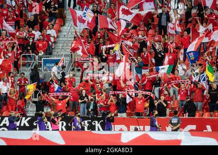 Toronto, Canada, le 8 septembre 2021 : les supporters d'équipe Canada chante l'hymne national du Canada lors de la cérémonie d'ouverture du match de qualification 2022 de la coupe du monde de la CONCACAF entre le Canada et le Salvador à BMO Field, à Toronto, au Canada. Banque D'Images