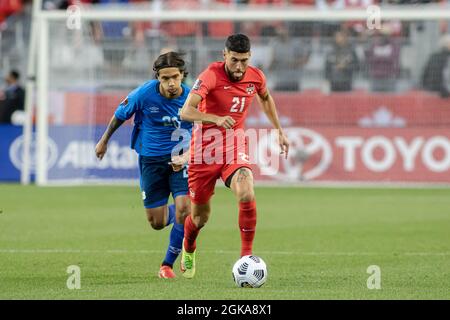 Toronto, Canada, le 8 septembre 2021 : Jonathan Osorio (No.21) d'équipe Canada en action contre Enrico Hernández (No.20) d'équipe El Salvador pendant le match de qualification de la coupe du monde 2022 de la CONCACAF à BMO Field, à Toronto, au Canada. Le Canada a gagné le match 3-0. Banque D'Images