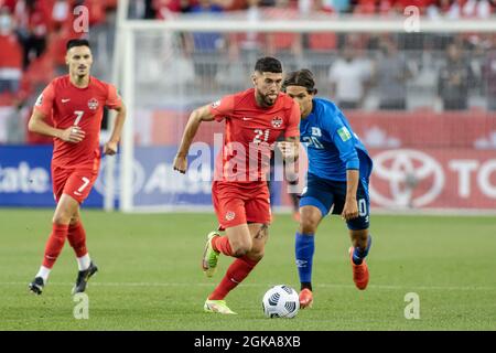 Toronto, Canada, le 8 septembre 2021 : Jonathan Osorio (No.21) d'équipe Canada en action contre Enrico Hernández (No.20) d'équipe El Salvador pendant le match de qualification de la coupe du monde 2022 de la CONCACAF à BMO Field, à Toronto, au Canada. Le Canada a gagné le match 3-0. Banque D'Images