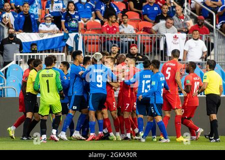 Toronto, Canada. 8 septembre 2021 : équipe Canada (Red) a des arguments avec l'équipe El Salvador (Blue) lors du match de qualification de la coupe du monde 2022 de l'ONCACAF à BMO Field, à Toronto, au Canada. Le Canada a gagné le match 3-0. Banque D'Images