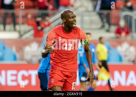 Toronto, Canada, le 8 septembre 2021 : Atiba Hutchinson le capitaine d'équipe Canada célèbre après que l'un de ses coéquipiers a atteint un but lors du match de qualification 2022 de la coupe du monde de la CONCACAF contre El Salvador à BMO Field, à Toronto, au Canada. Le Canada a gagné le match 3-0. Banque D'Images