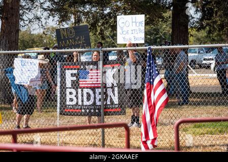 MATHER, CA, ÉTATS-UNIS - SEPT. 13, 2021: Les manifestants élèvent des signes et crient devant les photographes de presse lors d'une manifestation lors de la visite du président Joe Biden à Banque D'Images