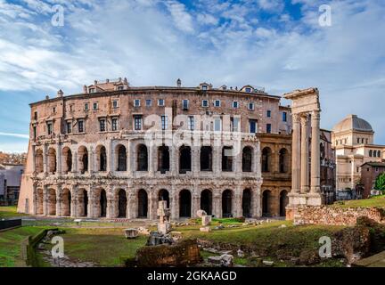 Le Théâtre de Marcellus, un ancien théâtre en plein air à Rome, en Italie. Les ruines du Temple d'Apollon sont sur la droite. Banque D'Images