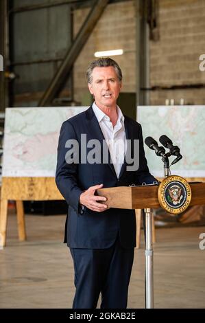 MATHER, CA, ÉTATS-UNIS - SEPT. 13, 2021: Gov. Gavin Newsom parle à la presse avec des cartes relatives aux feux de forêt de la région derrière lui. Banque D'Images