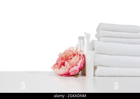 Composition spa avec serviettes et fleurs isolées sur blanc Banque D'Images