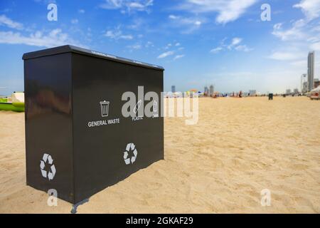 Une poubelle publique extérieure sur une plage à Dubaï Banque D'Images