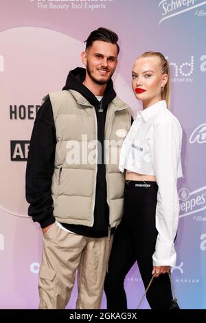 Berlin, Allemagne. 13 septembre 2021. Cheyenne Savannah Ochsenknecht et le petit ami Nino viennent au spectacle Marina Hoermanseder à Kraftwerk. À propos de vous, ou semaine de la mode, fait partie de la semaine de la mode de Berlin depuis 2021. A propos de vous la semaine de la mode a lieu du 11 au 15 septembre 2021. Crédit : Gerald Matzka/dpa/Alay Live News Banque D'Images