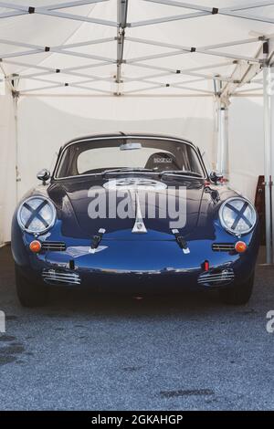 Italie, septembre 12 2021. Vallelunga classic.Morris Cooper voiture de course d'époque des années 60, garée dans un enclos de circuit Banque D'Images