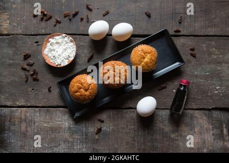 Laddu ou laddoo de motichur sucré traditionnel indien fait de boules de farine de grammes frits en profondeur et trempés dans du sirop de sucre Banque D'Images