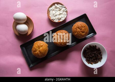 Laddu ou laddoo de motichur sucré traditionnel indien fait de boules de farine de grammes frits en profondeur et trempés dans du sirop de sucre Banque D'Images