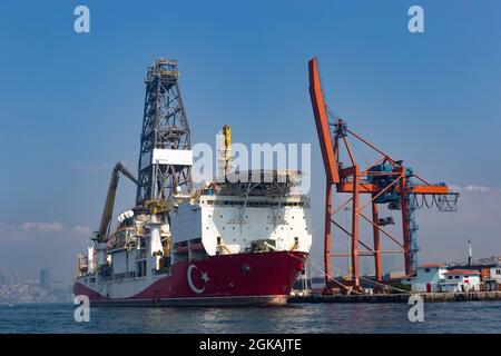 Le navire de forage est considéré comme ancré à Istanbul. Banque D'Images