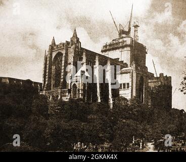 1939 - la cathédrale de Liverpool (Royaume-Uni) sur le mont St James est en construction. La cathédrale anglicane, qui est le siège de l'évêque de Liverpool, a été fondée sur un dessin de Giles Gilbert Scott. La construction a commencé en 1904. Son achèvement en octobre 1978 a été marqué par un service d'action de grâce et de dévouement en octobre 1978.le clocher est le plus grand, et aussi l'un des plus hauts, au monde Banque D'Images