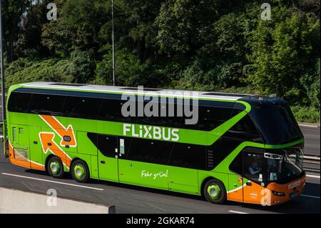 Un bus de tourisme du groupe FLIXBUS sur l'autoroute Banque D'Images