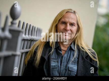 Berlin, Allemagne. 27 août 2021. Uwe Hassbecker, musicien du groupe Silly. Le groupe était l'un des groupes les plus célèbres de la RDA. Ils ont réussi à ne pas sombrer plus tard dans le tiroir Eastalgia. (À dpa 'Un groupe comme une maison: Silly continue avec deux nouveaux membres') Credit: Britta Pedersen/dpa-Zentralbild/dpa/Alay Live News Banque D'Images