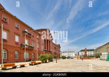 Karlsruhe, Allemagne - août 2021 : place du marché avec bâtiment de l'hôtel de ville au centre-ville par beau temps Banque D'Images