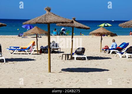 Les touristes se détendre sur la plage avec vues sur la mer, Zahara de los Atunes, Cadiz Province, Andalusia, Spain. Banque D'Images