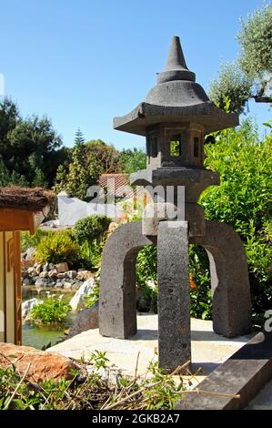 Petite pagode en pierre dans le jardin oriental de Molina de Inca, Torremolinos, Espagne. Banque D'Images