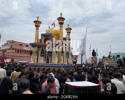 Les dévotés de l'Imam Hussain tiennent une procession en deuil à propos du 10ème Muharram-ul-Haram, passant par M A jinnah Road Banque D'Images