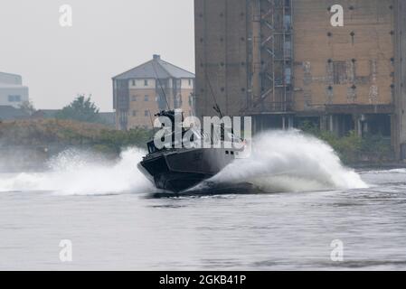 Excel London, Newham, Londres, Royaume-Uni. 14 septembre 2021. Le salon des armes de Defense & Security Equipment International (DSEI) est ouvert pour la première journée. L'embarcation de combat CB90 de nouvelle génération de Saab récemment livrée à la marine suédoise a fait des démonstrations dans le Victoria Dock Banque D'Images