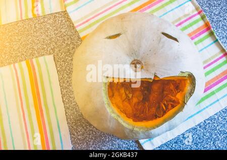 Mignon citrouilles et table de chauve-souris. Filtre rétro Banque D'Images
