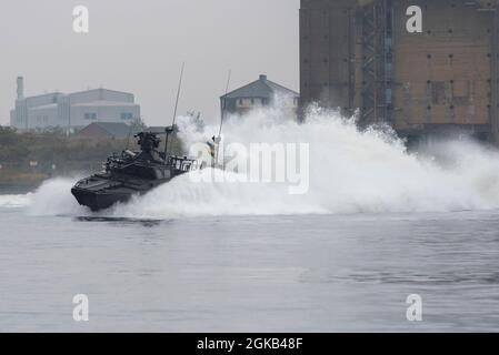 Excel London, Newham, Londres, Royaume-Uni. 14 septembre 2021. Le salon des armes de Defense & Security Equipment International (DSEI) est ouvert pour la première journée. L'embarcation de combat CB90 de nouvelle génération de Saab récemment livrée à la marine suédoise a fait des démonstrations dans le Victoria Dock Banque D'Images