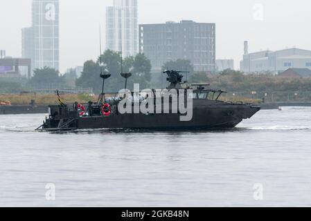 Excel London, Newham, Londres, Royaume-Uni. 14 septembre 2021. Le salon des armes de Defense & Security Equipment International (DSEI) est ouvert pour la première journée. L'embarcation de combat CB90 de nouvelle génération de Saab récemment livrée à la marine suédoise a fait des démonstrations dans le Victoria Dock Banque D'Images