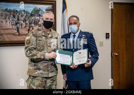 Le colonel David “D.C.” de la Garde nationale aérienne des États-Unis Cochran a été promu au grade de Brig. Général de la Garde nationale de Virginie-Occidentale Adjutant général Brig. Gén. William “Bill” Crane à Charleston, Virginie-Occidentale, 1 mars 2021. Cochran a été rejoint en personne par des membres de sa famille, y compris sa femme, ses enfants et ses sœurs, tandis que d'autres membres de sa famille, des amis, Et des membres de la famille WVNG One Guard se sont joints à la célébration par zoom. Banque D'Images