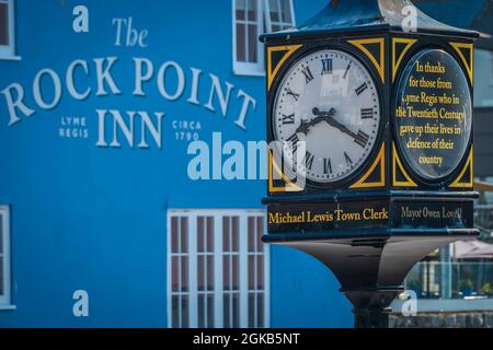 L'horloge des conflits du XXe siècle dans Lyme Regis. Banque D'Images
