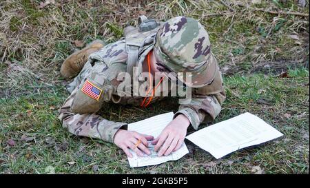 Un soldat vérifie sa carte pendant le cours de navigation terrestre à la zone d'entraînement d'Oberdachstetten le 1er mars à la compétition « meilleur guerrier » 2021. Le concours améliore l'expertise, la formation et la compréhension des compétences nécessaires pour être un soldat bien arrondi. Les gagnants seront ensuite en compétition au niveau de commande de gestion de l'installation à San Antonio, Texas. Banque D'Images