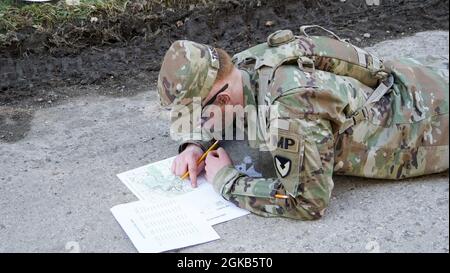 SPC. Hunter Tinsley, USAG Benelux, vérifie sa carte lors du cours de navigation terrestre dans la zone d'entraînement d'Oberdachstetten, le 1er mars, lors de la compétition « Best Warrior Competition » 2021. Le concours améliore l'expertise, la formation et la compréhension des compétences nécessaires pour être un soldat bien arrondi. Les gagnants seront ensuite en compétition au niveau de commande de gestion de l'installation à San Antonio, Texas. Banque D'Images