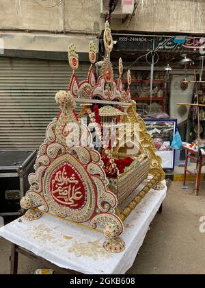 Les dévotés de l'Imam Hussain tiennent une procession en deuil à propos du 10ème Muharram-ul-Haram, passant par Mehfil e shah e Khurasan Karachi Banque D'Images