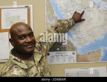 L'Adjudant-chef de la Réserve de l'armée 4 Denick Mills, 33ème Commandement du maintien (expéditionnaire), maintenant déployé au Camp Arifjan (Koweït), le 1er mars 2021, pointe sur la carte vers Riyad (Arabie saoudite), où il a été déployé comme spécialiste il y a 30 ans pendant la première Guerre du Golfe. Mills a déclaré qu'il est étrange que pour tout son temps dans Desert Shield et Desert Storm, il ne l'ait jamais fait au Koweït, mais maintenant il est au Koweït avec le 310ème ces. Banque D'Images