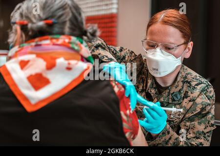 Agent de la marine américaine de 3e classe, Sarah Martin, un responsable d'hôpital du 1er Groupe de logistique marine (1er GLM), administre un vaccin COVID-19 à un membre de la communauté au Centre communautaire de vaccination Globe Life Field (CVC) à Arlington, Texas, le 1er mars 2021. Marines et marins avec le 1er MLG, à la demande de l'Agence fédérale de gestion des urgences, en partenariat avec le Service des incendies d'Arlington et la ville d'Arlington, ont établi un CVC situé à Globe Life Field et ont continué d'administrer des vaccins à la communauté d'Arlington. Le Commandement du Nord des États-Unis, par l'intermédiaire de l'Armée du Nord des États-Unis, demeure co Banque D'Images