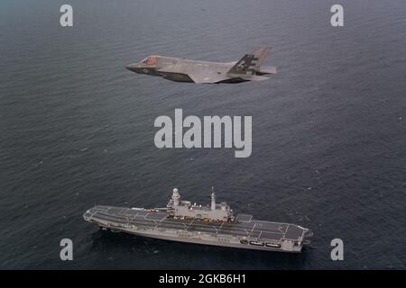 Pilotes d'essai de l'Escadron d'essais et d'évaluation aériens (VX) 23, du corps maritime, le Maj. Brad « HJOP » Leeman et le lieutenant de la Marine royale. Barry “Baz” Pilkington, vole deux variantes F-35B de la base aérienne navale de Patuxent River, Maryland, le 1er mars, au porte-avions italien ITS Cavour (CVH 550) au large de la côte américaine. Les débarquements verticaux effectués par les deux pilotes ont marqué le premier atterrissage d'un F-35 à bord DE SA Cavour. Le personnel de la Marine italienne et l'équipe d'essai de la F-35 Pax River Integrated Test Force sont en cours dans l'Atlantique pour effectuer des essais en mer du F-35B à bord DE SON Cavour sur une période d'essai de plusieurs semaines. La mer tr Banque D'Images