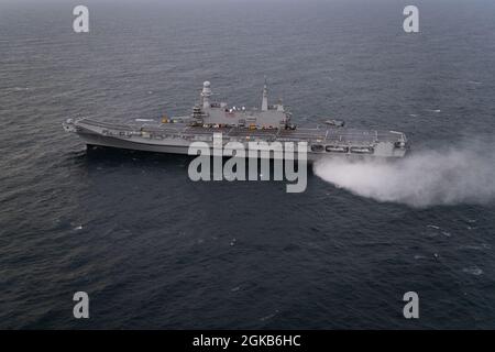 Le major de corps maritime Brad “HJOP” Leeman, Escadron d’essais et d’évaluation aériens (VX) 23, effectue un atterrissage vertical dans un F-35B à bord du porte-avions ITALIEN SON Cavour. L'atterrissage a été la première fois qu'un F-35 débarque à bord du transporteur. Leeman et Royal Navy Lt. Cmdr. Barry “Baz” Pilkington, VX-23, a effectué le survol des deux variantes F-35B de la base aérienne navale de Patuxent River, Maryland, au porte-avions ITALIEN ITS Cavour (CVH 550) le 1er mars 2021. L'avion sera utilisé par la F-35 Integrated Test Force (ITF) et le personnel de la Marine italienne pour les essais en mer du F-35B à bord du Th Banque D'Images