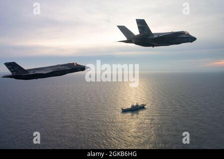 Pilotes d'essai de l'Escadron d'essais et d'évaluation aériens (VX) 23, du corps maritime, le Maj. Brad « HJOP » Leeman et le lieutenant de la Marine royale. Barry “Baz” Pilkington, vole deux variantes F-35B de la base aérienne navale de Patuxent River, Maryland, le 1er mars, au porte-avions italien ITS Cavour (CVH 550) au large de la côte américaine. Les débarquements verticaux effectués par les deux pilotes ont marqué le premier atterrissage d'un F-35 à bord DE SA Cavour. Le personnel de la Marine italienne et l'équipe d'essai de la F-35 Pax River Integrated Test Force sont en cours dans l'Atlantique pour effectuer des essais en mer du F-35B à bord DE SON Cavour sur une période d'essai de plusieurs semaines. La mer tr Banque D'Images