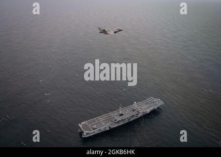 Cmdr. Lt. Marine royale Barry “Baz” Pilkington, Escadron d’essais et d’évaluation aériens (VX) 23, vole dans un F-35B au-dessus du porte-avions italien ITS Cavour (CVH 550) à la suite du premier atterrissage réussi d’un autre pilote d’essai, le Major Brad “HJOP” Leeman, VX-23, le 1er mars 2021. Deux avions d'essai F-35B de la F-35 Pax River Integrated Test Force sont utilisés par l'équipe d'essai F-35 et le personnel de la Marine italienne pour les essais en mer F-35B à bord du transporteur, une étape clé vers les qualifications du transporteur italien avec son propre F-35B. Banque D'Images