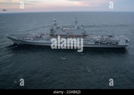 Pilotes d'essai de l'Escadron d'essais et d'évaluation aériens (VX) 23, du corps maritime, le Maj. Brad « HJOP » Leeman et le lieutenant de la Marine royale. Barry “Baz” Pilkington, vole deux variantes F-35B de la base aérienne navale de Patuxent River, Maryland, le 1er mars, au porte-avions italien ITS Cavour (CVH 550) au large de la côte américaine. Les débarquements verticaux effectués par les deux pilotes ont marqué le premier atterrissage d'un F-35 à bord DE SA Cavour. Le personnel de la Marine italienne et l'équipe d'essai de la F-35 Pax River Integrated Test Force sont en cours dans l'Atlantique pour effectuer des essais en mer du F-35B à bord DE SON Cavour sur une période d'essai de plusieurs semaines. La mer tr Banque D'Images