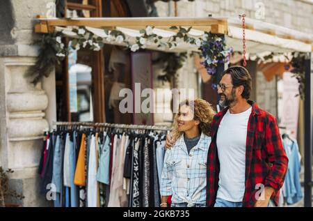 Couple shopping dans la rue de la ville. Couple embrassant en marchant dans la rue de la ville. Couple heureux de profiter de l'itinérance dans les rues. Banque D'Images